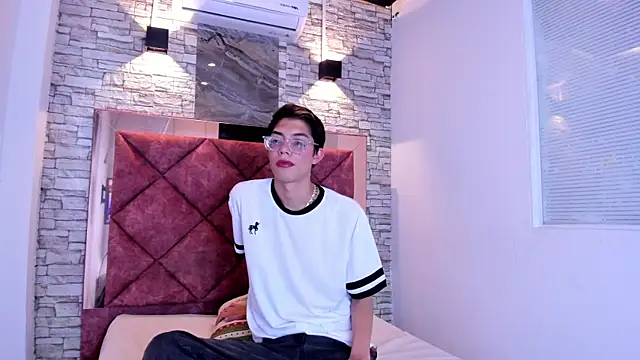 LianFerrer1 online show from August 6, 11:38 am