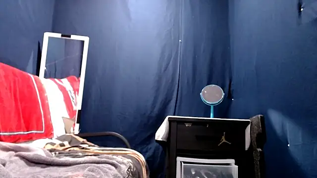 iBreakHeartz online show from December 12, 3:54 am