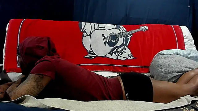 iBreakHeartz online show from December 9, 4:07 pm