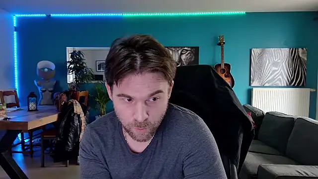 Snapshot of tom_sauwer chatting on December 21, 9:33 am tom sauwer online show from December 21, 9:33 am