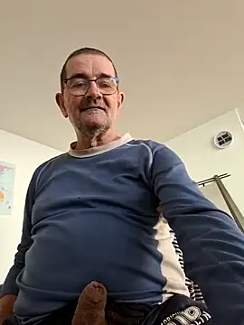Snapshot of silvio-aus-luzern-CH chatting on March 3, 10:33 am silvio-aus-luzern-CH online show from March 3, 10:33 am