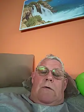 Snapshot of smaili1513 chatting on February 23, 4:31 pm smaili1513 online show from February 23, 4:31 pm
