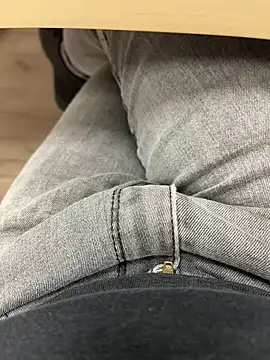 Snapshot of _Inchiodo_ chatting on December 5, 6:02 pm  Inchiodo  online show from December 5, 6:02 pm