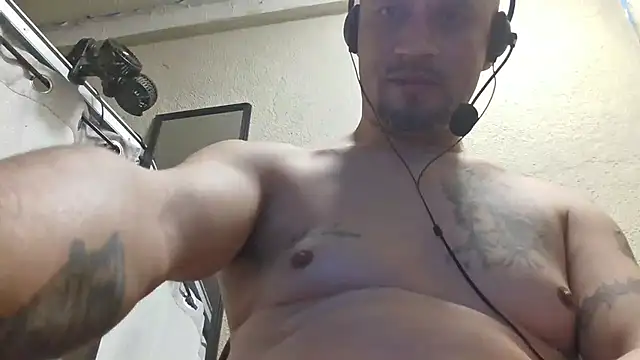 Snapshot of leonar0101 chatting on December 12, 6:47 am leonar0101 online show from December 12, 6:47 am