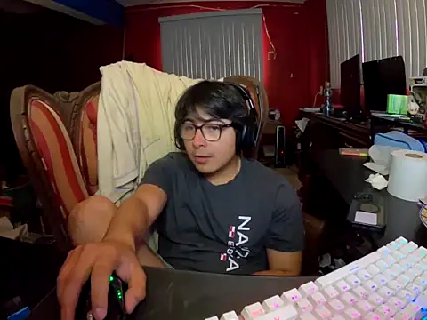 Nathanroberts111 online show from April 16, 11:29 pm