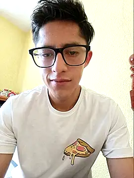Snapshot of KevinCrz chatting on October 15, 7:43 pm KevinCrz online show from October 15, 7:43 pm