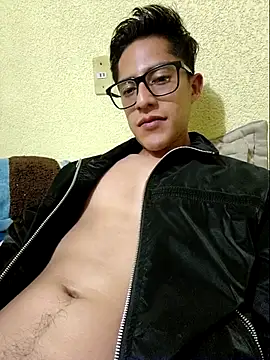 Snapshot of KevinCrz chatting on October 19, 1:32 am KevinCrz online show from October 19, 1:32 am