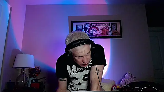 Snarfle82 online show from November 20, 1:21 pm