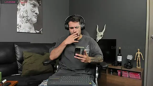 Davevilboy online show from December 6, 1:22 pm