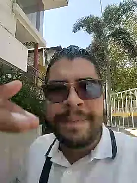 Snapshot of eljefe1119 chatting on February 26, 3:42 am eljefe1119 online show from February 26, 3:42 am
