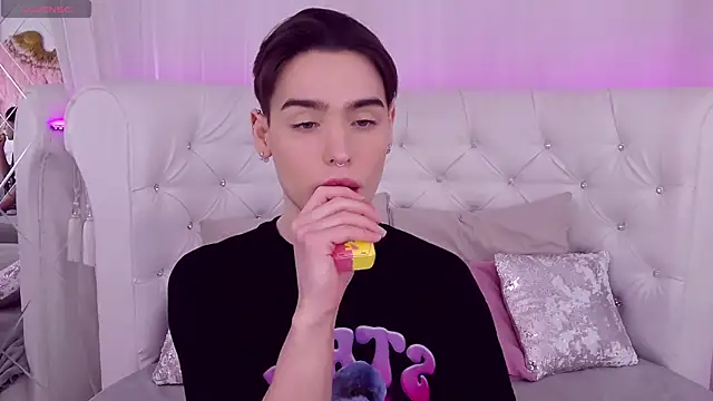 RobbyCharming online show from February 1, 7:55 pm