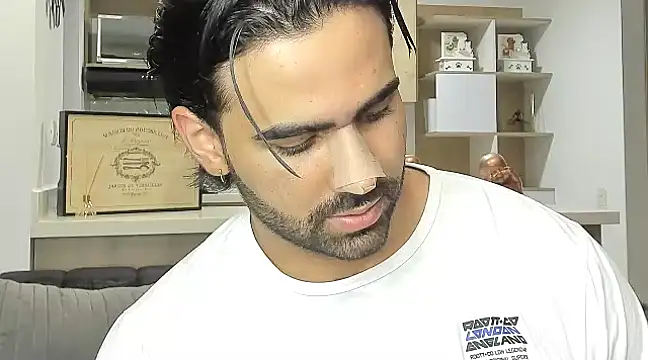 Snapshot of BradleySmithx chatting on December 20, 1:03 am BradleySmithx online show from December 20, 1:03 am