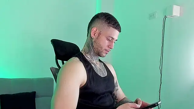  jamesleandros1 online show from July 6, 10:21 pm