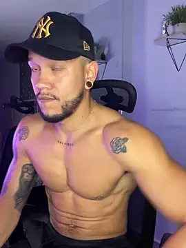 ARON TAYLER01 online show from September 18, 10:39 am