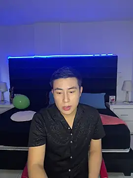 Snapshot of andrewmhilton_ chatting on February 7, 10:30 pm andrewmhilton online show from February 7, 10:30 pm