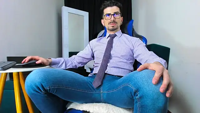 LiamCossio  online show from January 11, 10:51 pm