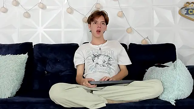 daniel hot03 online show from March 4, 9:11 pm